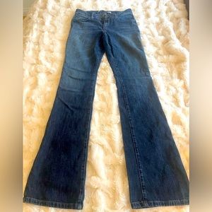 Gently used to Joe’s jeans, size 27, honey fit and pant legs are flared